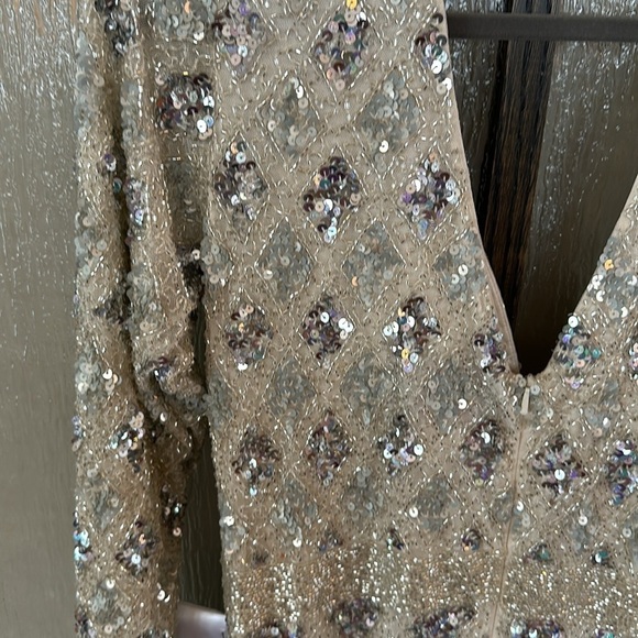 Mac Duggal Geometric Evening Gown in Nude Size 10. - Picture 15 of 15